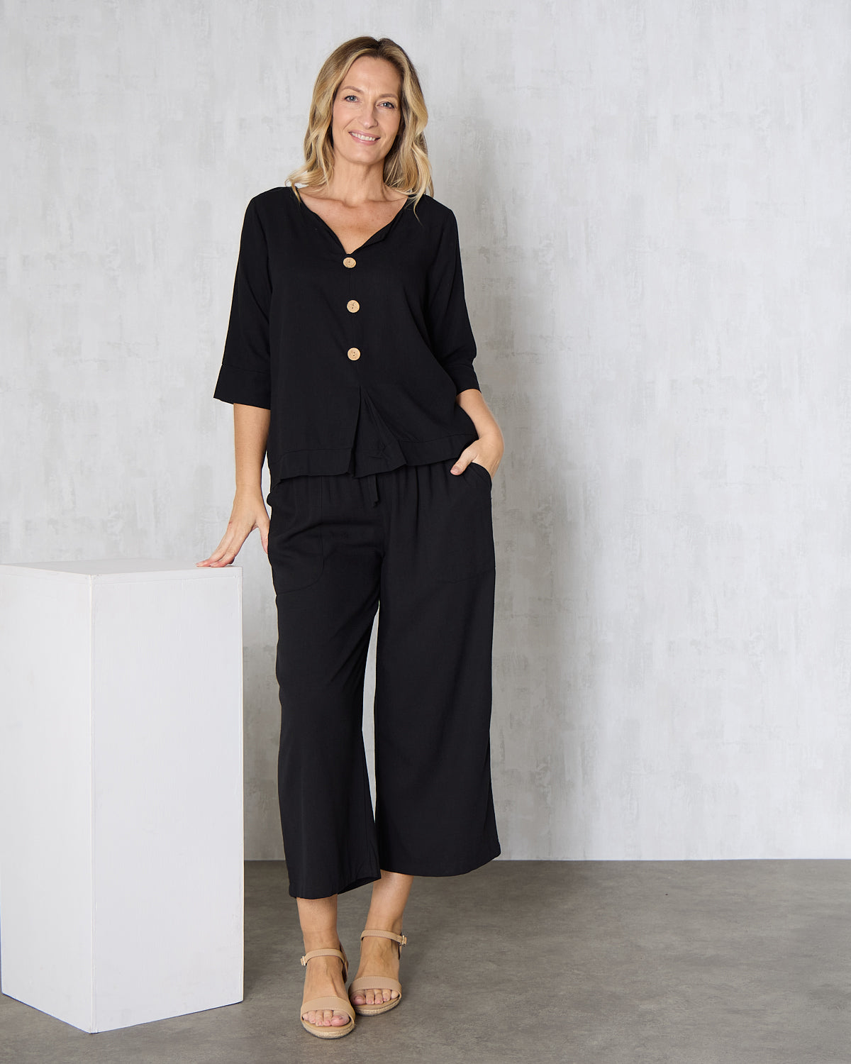 Mahri Linen Top - Black