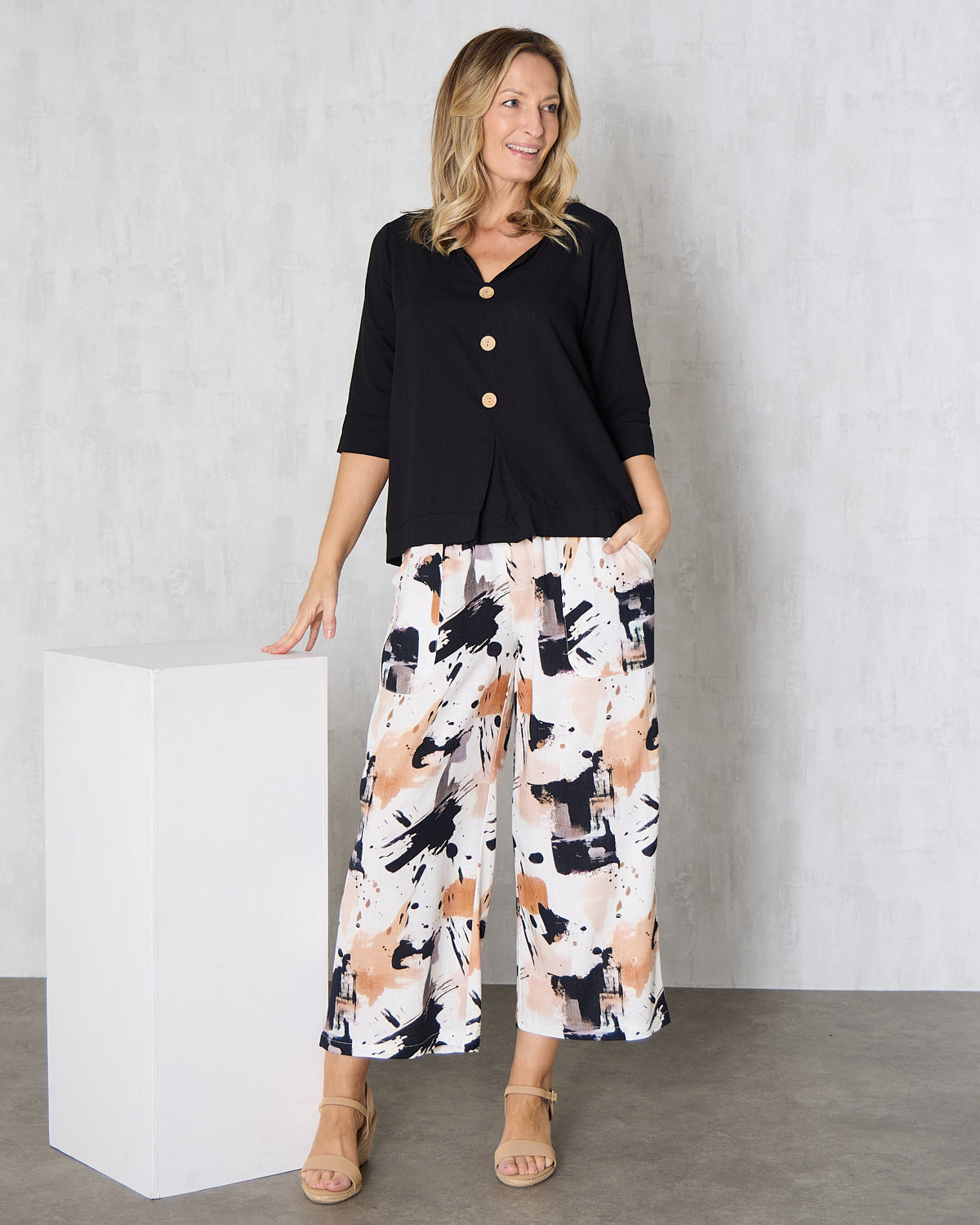 Mahri Linen Top - Black